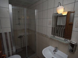 Ducha, secador de pelo, pantuflas, toallas