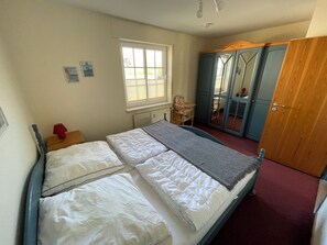 2 bedrooms, free WiFi - Cozy vacation apartment in a quiet location in Hooksiel - ideal for families and couples looking for relaxation by the North Sea. (Hooksiel)