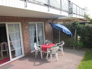 Outdoor dining - Cozy vacation apartment in a quiet location in Hooksiel - ideal for families and couples looking for relaxation by the North Sea. (Hooksiel)