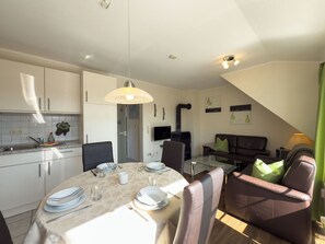 Dining - Cozy vacation apartment with a large southwest-facing balcony, fireplace and comfortable furnishings - the Klabautermann in Hooksiel invites you to relax by the North Sea. (Hooksiel)