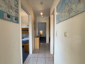 Ein Flur mit Etagenbetten, einem Schreibtisch und einer Karte an der Wand.