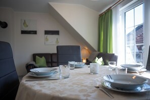 Dining - Cozy vacation apartment with a large southwest-facing balcony, fireplace and comfortable furnishings - the Klabautermann in Hooksiel invites you to relax by the North Sea. (Hooksiel)