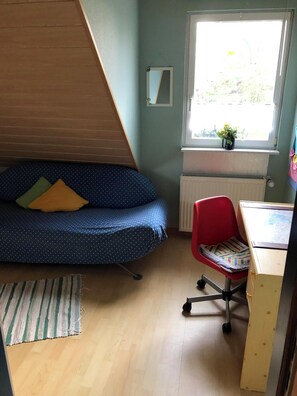 Interior - Cozy vacation apartment on the upper floor with fireplace, terrace, garden and three bedrooms - ideal for families and those seeking peace and quiet, just a few minutes from the dyke in Tengshausen. (Wangerland)