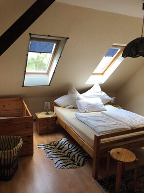 3 bedrooms, free WiFi - Cozy vacation apartment on the upper floor with fireplace, terrace, garden and three bedrooms - ideal for families and those seeking peace and quiet, just a few minutes from the dyke in Tengshausen. (Wangerland)