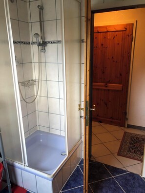 Shower, hair dryer - Cozy vacation apartment on the upper floor with fireplace, terrace, garden and three bedrooms - ideal for families and those seeking peace and quiet, just a few minutes from the dyke in Tengshausen. (Wangerland)