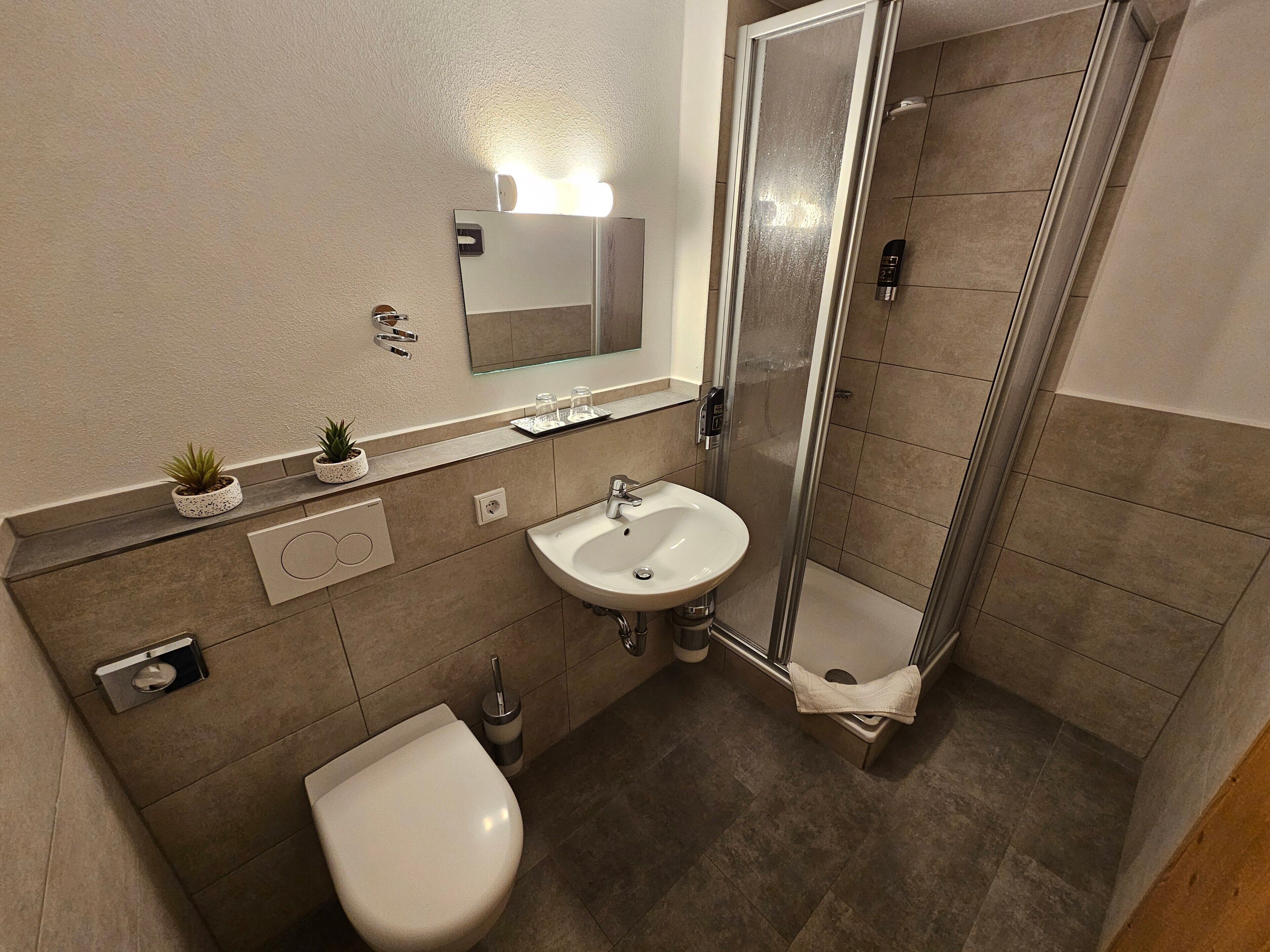 Een douche, een haardroger, handdoeken