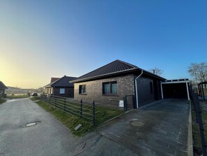 Exterior - Modern bungalow directly on the Wangermeer with fenced garden, wooden sauna, two bathrooms, fully equipped kitchen - ideal for families, couples and vacations with dogs. (Wangerland)