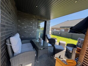 Terrace/patio - Modern bungalow directly on the Wangermeer with fenced garden, wooden sauna, two bathrooms, fully equipped kitchen - ideal for families, couples and vacations with dogs. (Wangerland)