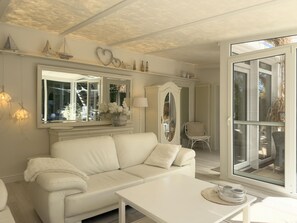 Living area - Stylishly furnished vacation apartment in Friederikensiel - the Meer Weiss vacation apartment offers peace, charm and an idyllic garden for relaxing days by the North Sea. (Wangerland)