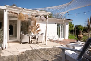 Terrace/patio - Stylishly furnished vacation apartment in Friederikensiel - the Meer Weiss vacation apartment offers peace, charm and an idyllic garden for relaxing days by the North Sea. (Wangerland)