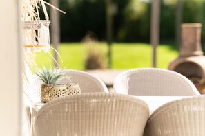 Outdoor dining - Stylishly furnished vacation apartment in Friederikensiel - the Meer Weiss vacation apartment offers peace, charm and an idyllic garden for relaxing days by the North Sea. (Wangerland)