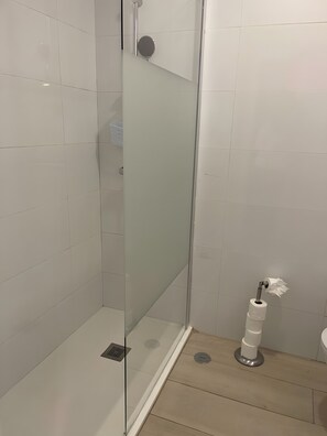 Shower, towels - Apartment 'Porto Central Walk' with Balcony and Wi-Fi (Porto)
