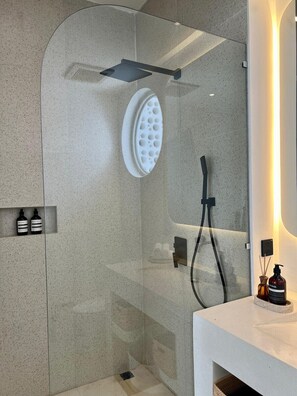 Shower, hair dryer, bidet, towels - 3BR Villa with Private Pool near Fins Beach (Canggu)