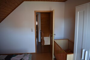 2 bedrooms, free WiFi - The Nordlys vacation home on the North Sea offers modern comfort with a wood-burning stove, south-west-facing terrace and fenced garden - perfect for families and couples. (Hooksiel)