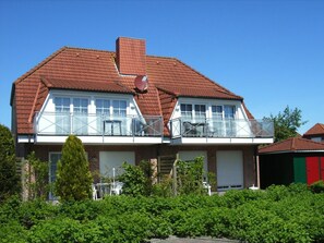 Exterior - Stylish vacation apartment with balcony, modern furnishings and central location in Hooksiel - the Nordseeperle invites you to enjoy a relaxing vacation by the North Sea. (Hooksiel)