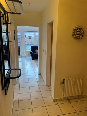 Interior - Stylish vacation apartment with balcony, modern furnishings and central location in Hooksiel - the Nordseeperle invites you to enjoy a relaxing vacation by the North Sea. (Hooksiel)