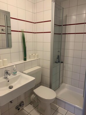 Shower, hair dryer - Stylish vacation apartment with balcony, modern furnishings and central location in Hooksiel - the Nordseeperle invites you to enjoy a relaxing vacation by the North Sea. (Hooksiel)