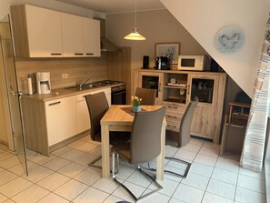 Fridge, microwave, oven, coffee/tea maker - Stylish vacation apartment with balcony, modern furnishings and central location in Hooksiel - the Nordseeperle invites you to enjoy a relaxing vacation by the North Sea. (Hooksiel)