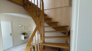 Una escalera de madera con un diseño curvo que lleva a un piso superior.
