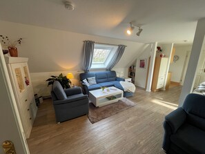 Living area - The Schafhaus vacation apartment offers bright, cozy rooms and a quiet location right on the dyke - ideal for relaxing days at the North Sea, without children or pets. (Wangerland)