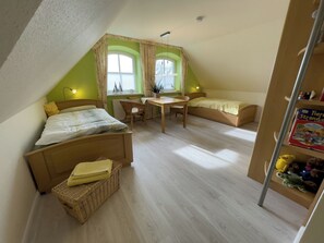 2 bedrooms, free WiFi - The Schafhaus vacation apartment offers bright, cozy rooms and a quiet location right on the dyke - ideal for relaxing days at the North Sea, without children or pets. (Wangerland)