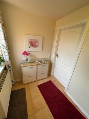 Interior - The Schafhaus vacation apartment offers bright, cozy rooms and a quiet location right on the dyke - ideal for relaxing days at the North Sea, without children or pets. (Wangerland)