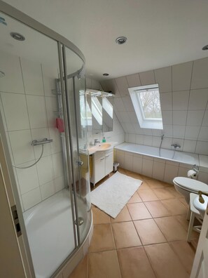 Shower - The Schafhaus vacation apartment offers bright, cozy rooms and a quiet location right on the dyke - ideal for relaxing days at the North Sea, without children or pets. (Wangerland)