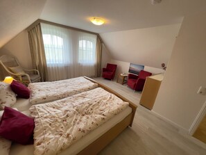 2 bedrooms, free WiFi - The Schafhaus vacation apartment offers bright, cozy rooms and a quiet location right on the dyke - ideal for relaxing days at the North Sea, without children or pets. (Wangerland)