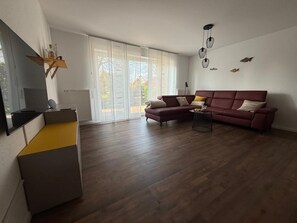 Living area - Haus Segelbär in Hooksiel offers modern comfort, a quiet location behind the dyke and space for the whole family - perfect for a relaxing North Sea vacation. (Hooksiel)