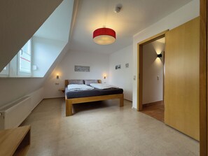 2 bedrooms, free WiFi - Haus Segelbär in Hooksiel offers modern comfort, a quiet location behind the dyke and space for the whole family - perfect for a relaxing North Sea vacation. (Hooksiel)