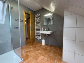 Shower, hair dryer - Haus Segelbär in Hooksiel offers modern comfort, a quiet location behind the dyke and space for the whole family - perfect for a relaxing North Sea vacation. (Hooksiel)