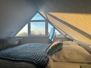 2 bedrooms, free WiFi - The Steuerbord Nock vacation apartment impresses with modern comfort, two bedrooms and a fantastic lake view - located directly on the Wangermeer. (Wangerland)