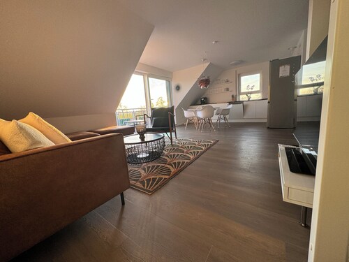 The Steuerbord Nock vacation apartment impresses with modern comfort, two bedrooms and a fantastic lake view - located directly on the Wangermeer.