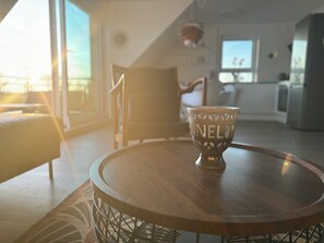 Interior - The Steuerbord Nock vacation apartment impresses with modern comfort, two bedrooms and a fantastic lake view - located directly on the Wangermeer. (Wangerland)