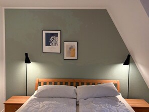 2 bedrooms, free WiFi - The allergy-friendly Haus Strandgut offers modern comfort, two terraces and a quiet location directly behind the dyke - ideal for a relaxing North Sea vacation in Hooksiel. (Hooksiel)