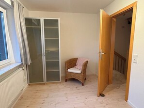 Interior - The allergy-friendly Haus Strandgut offers modern comfort, two terraces and a quiet location directly behind the dyke - ideal for a relaxing North Sea vacation in Hooksiel. (Hooksiel)