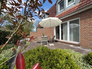 Outdoor dining - The allergy-friendly Haus Strandgut offers modern comfort, two terraces and a quiet location directly behind the dyke - ideal for a relaxing North Sea vacation in Hooksiel. (Hooksiel)