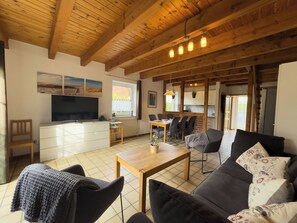 Living area - The Tegeler Plate 26 vacation home offers stylish living comfort, bright rooms and a sunny garden for a relaxing family vacation. (Hooksiel)