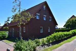 Exterior - The Tegeler Plate 26 vacation home offers stylish living comfort, bright rooms and a sunny garden for a relaxing family vacation. (Hooksiel)