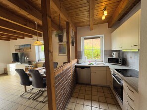 Fridge, microwave, oven, dishwasher - The Tegeler Plate 26 vacation home offers stylish living comfort, bright rooms and a sunny garden for a relaxing family vacation. (Hooksiel)