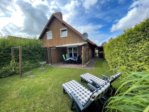 Das charmante Ferienhaus Tillmann bietet moderne Ausstattung, gemütliches Holzambiente und eine sonnige Südwest-Terrasse – nur wenige Gehminuten vom Deich entfernt.