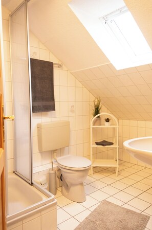 Shower, hair dryer - The spacious Tillmann vacation home offers a cozy wooden ambience, modern comfort and an inviting garden - just a few minutes' walk from the dyke. (Hooksiel)