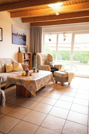 Living area - The spacious Tillmann vacation home offers a cozy wooden ambience, modern comfort and an inviting garden - just a few minutes' walk from the dyke. (Hooksiel)