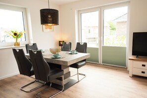 Dining - The modern vacation home Wanger Meerblick offers high-quality living comfort, three bedrooms, a fenced garden and a wonderful view of the Wangermeer - perfect for families and dog owners. (Wangerland)
