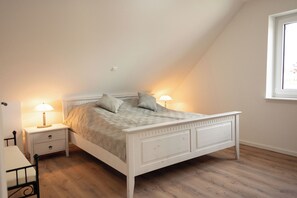 3 bedrooms, free WiFi - The modern vacation home Wanger Meerblick offers high-quality living comfort, three bedrooms, a fenced garden and a wonderful view of the Wangermeer - perfect for families and dog owners. (Wangerland)