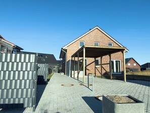Property grounds - The Wangermeer Perle I is a modern, spacious semi-detached house on the Wangermeer - ideal for families and groups looking for comfort and proximity to nature. (Wangerland)