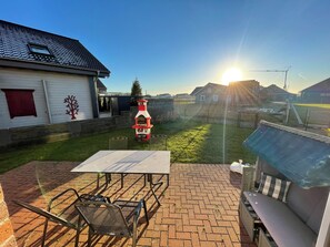 Outdoor dining - The Wangernest vacation home offers family-friendly comfort in the immediate vicinity of the Wangermeer and its own private beach. (Wangerland)