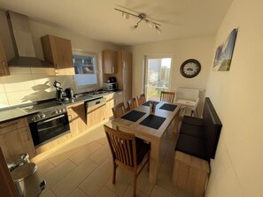 Fridge, microwave, oven, dishwasher - The Wangernest vacation home offers family-friendly comfort in the immediate vicinity of the Wangermeer and its own private beach. (Wangerland)