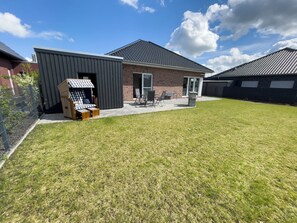 Terrace/patio - Welcome to the dog-friendly bungalow "Admaris" on the Wangermeer with a large terrace, carport and cozy living area - perfect for a relaxing vacation. (Wangerland)