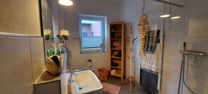 Hair dryer - Welcome to the dog-friendly bungalow "Admaris" on the Wangermeer with a large terrace, carport and cozy living area - perfect for a relaxing vacation. (Wangerland)